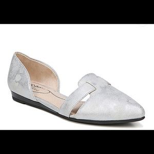 Silver/white flats wide width 10